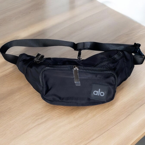 ALO Yoga Handbags - Alo Yoga Explorer Fanny Pack: Compact Style for Trendsetters